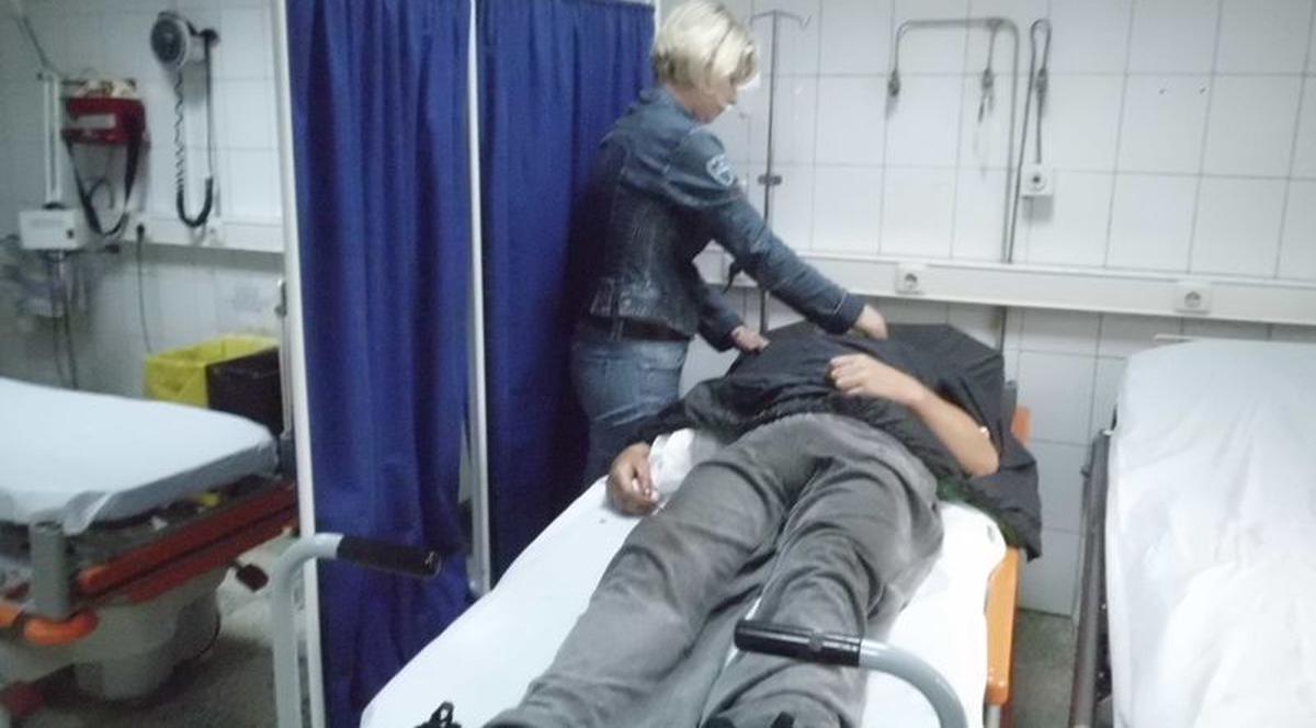 Un pensionar de 58 de ani din Anina a fost înjunghiat în gât de mai mulţi necunoscuţi