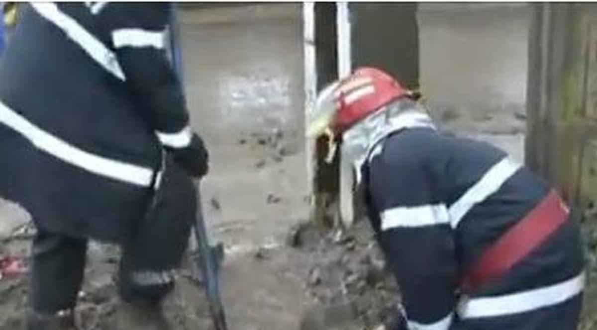 MOLDOVENII RÂD DE SALVATORI. Pompierii veniţi să ajute oamenii inundaţi la judeţul Vaslui BATJOCORIŢI | VIDEO REVOLTĂTOR