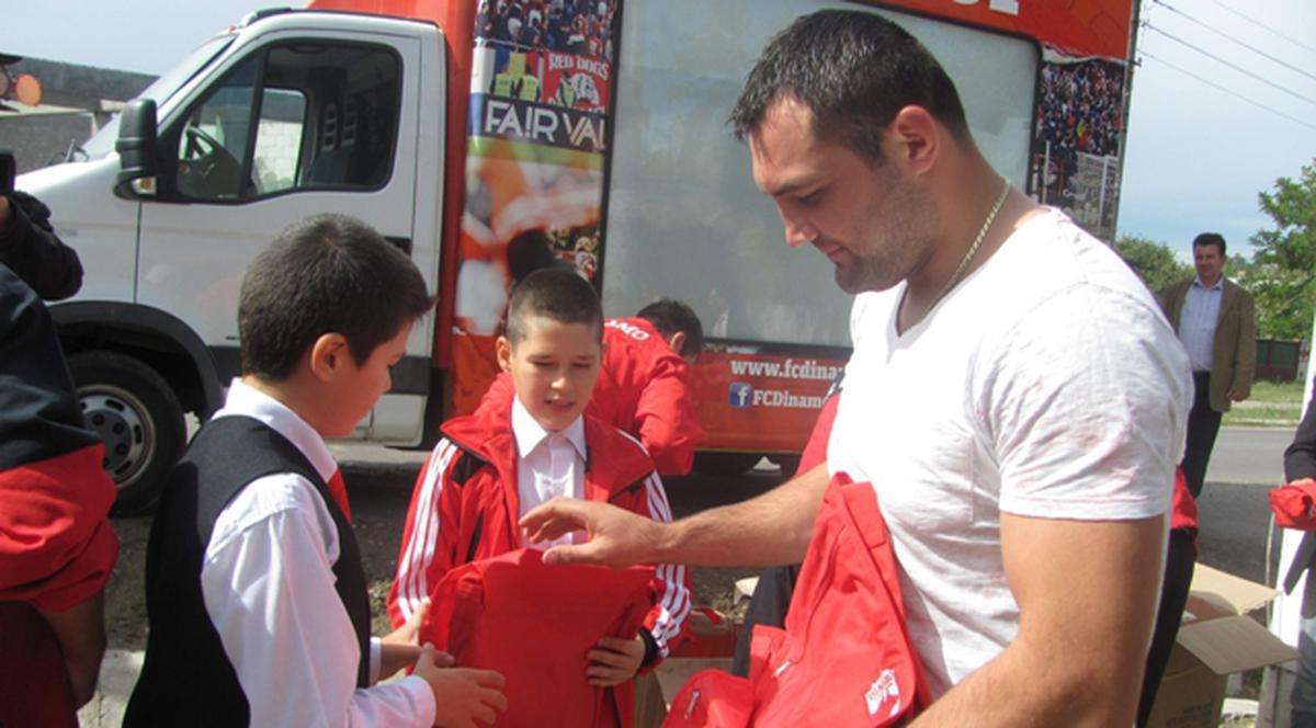 SPORTIVII S-AU MOBILIZAT! După Bute, boxerul CRISTIAN CIOCAN şi DINAMOVIŞTII au venit cu ajutoare pentru sinistraţii din judeţul Galaţi