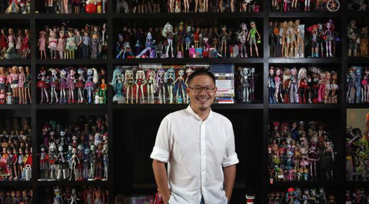 ORICE FETIŢĂ ÎL URĂŞTE! Colecţionarul de PĂPUŞI BARBIE are peste 6000 de piese! VIDEO