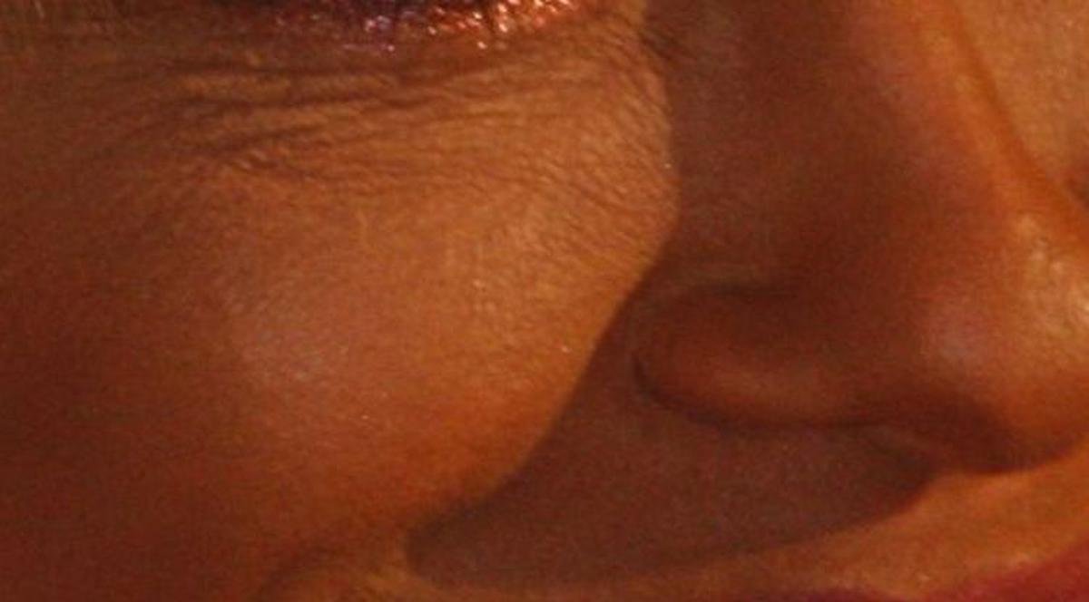 O CÂNTĂREAŢĂ CELEBRĂ, cu RIDURI ADÂNCI şi PUNGI pe SUB OCHI! Uite despre cine este vorba! FOTO