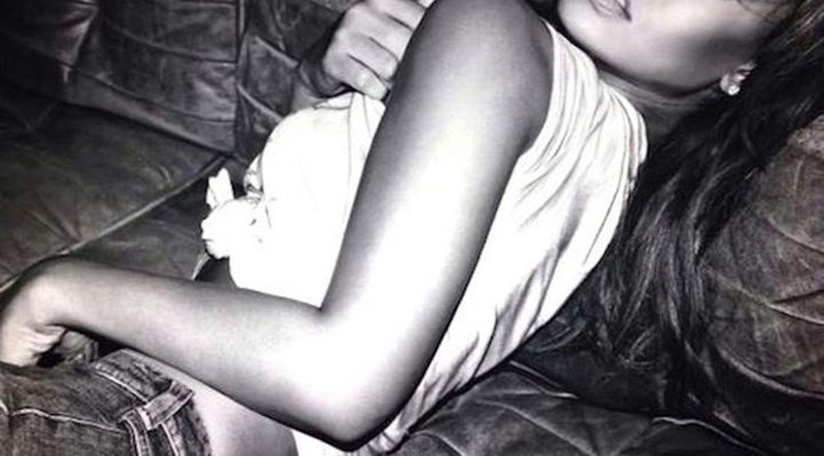 RIHANNA, cu PICIOARELE PLINE DE PĂR! Uite cea mai SCÂRBOASĂ POZĂ a ARTISTEI! FOTO în articol