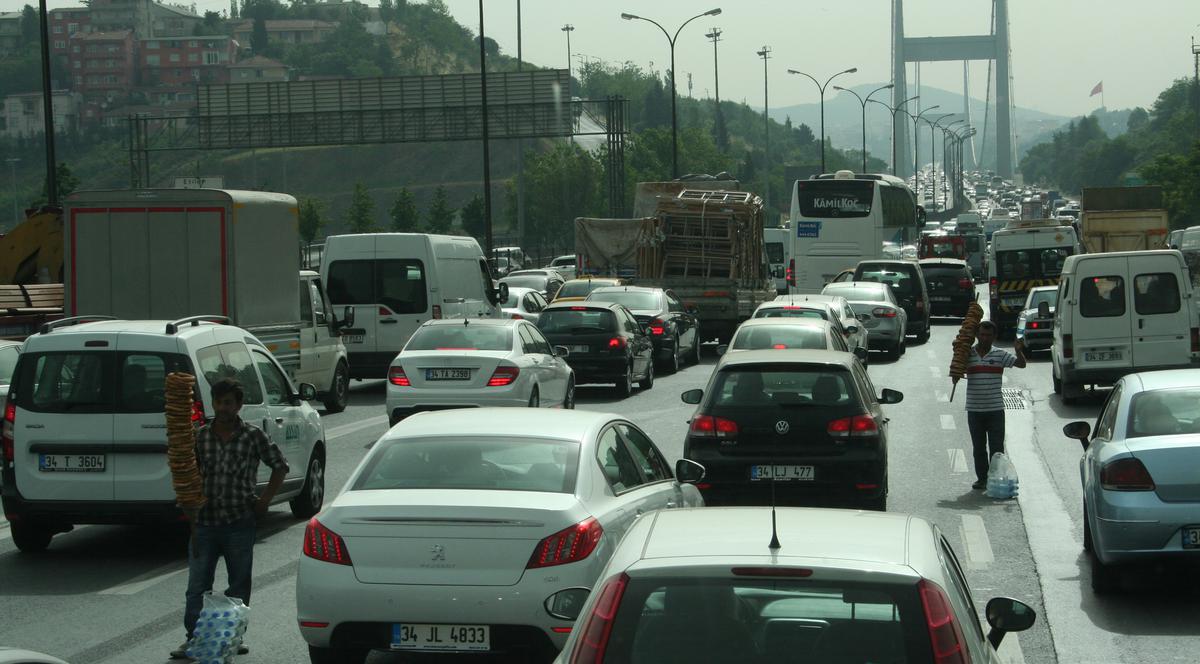 Comerţ fără limite! Vânzătorii ambulanţi turci îşi riscă viaţa pentru un covrig!