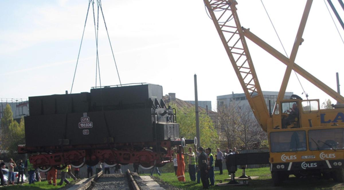 Spectacol pe străzile din Galaţi! Au plimbat o locomotivă veche de peste 100 de ani prin tot oraşul