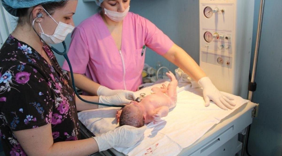 Moașele, introduse în categoriile de personal care vor presta servicii de asistenţă medicală