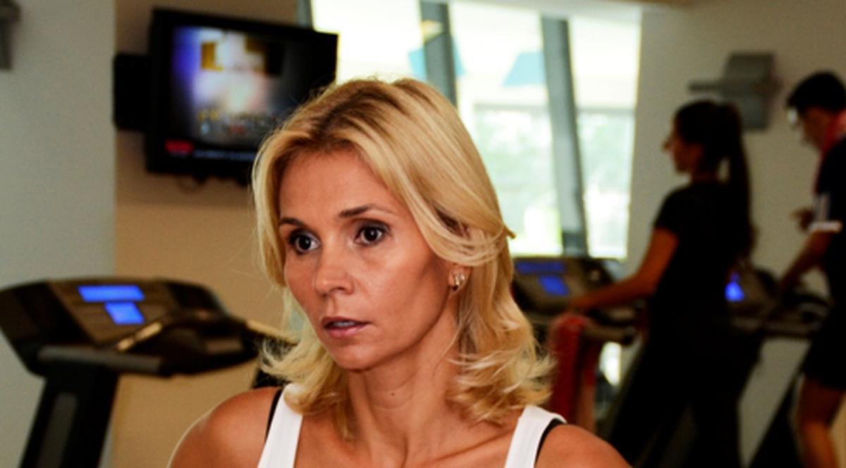 Ruxandra Dragomir practică exerciţii regulate pentru un abdomen plat