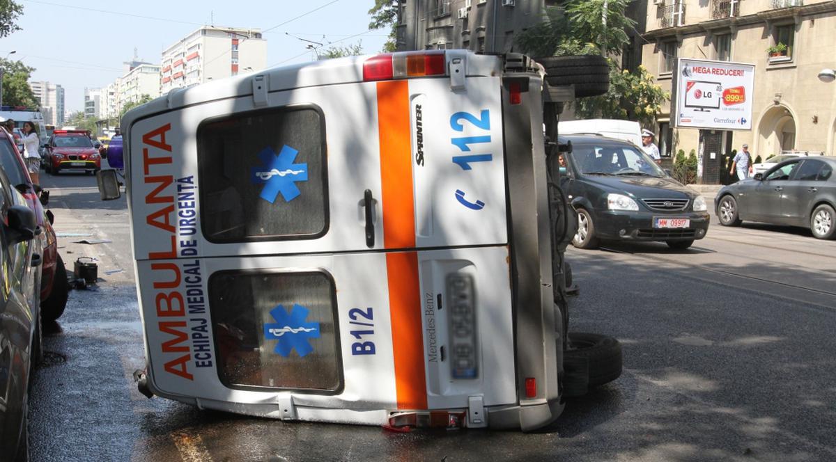TRAGEDIE soldată cu morţi în Piteşti! O ambulanţă, implicată într-un accident rutier