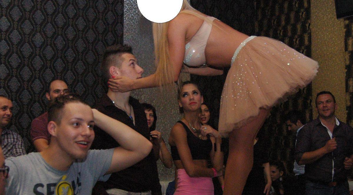 O vedetă autohtonă a înnebunit un bărbat când l-a mângâiat şi i-a arătat decolteul! Tânărul nu a scos nici o clipă mâna din pantaloni! | FOTO