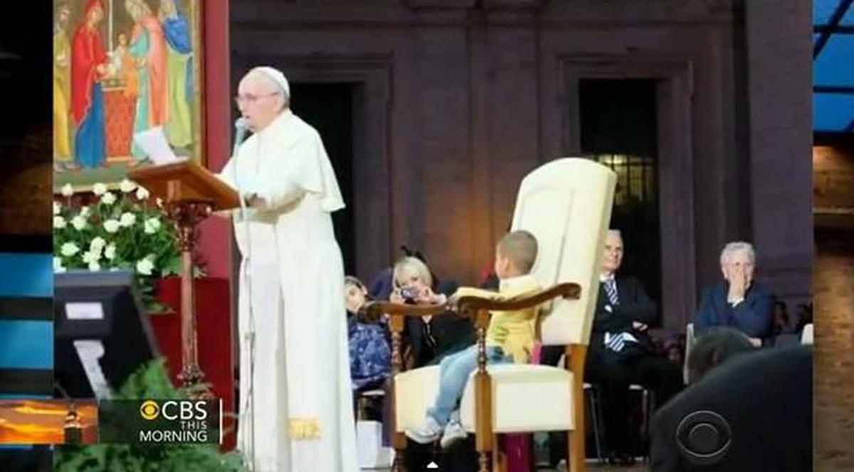 Cel mai emoţionant moment de la Vatican! Uite cine s-a aşezat pe scaunul Papei! | VIDEO