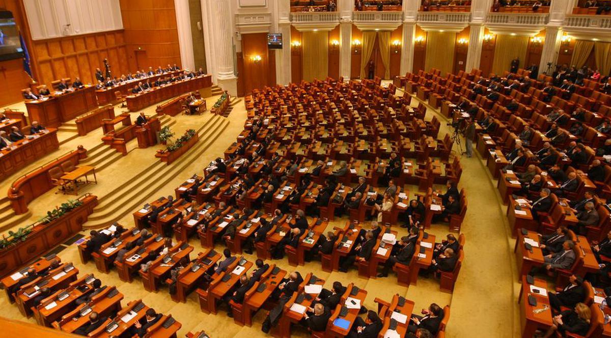 Parlamentarii vor avea INTERZIS LA ÎNJURĂTURI!