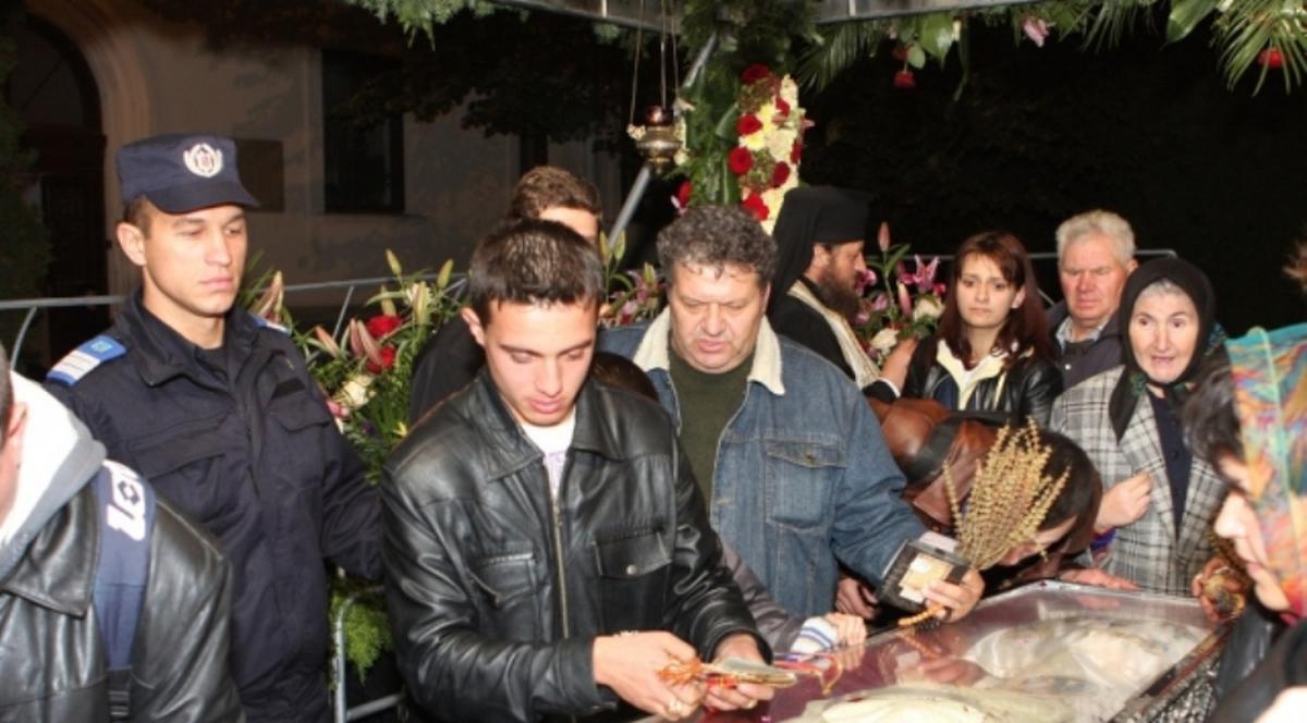 LUCRURI CUTREMURĂTOARE despre MOAŞTELE SFINTEI PARASCHEVA. VEŞMINTELE EI CONŢIN UN BLESTEM!