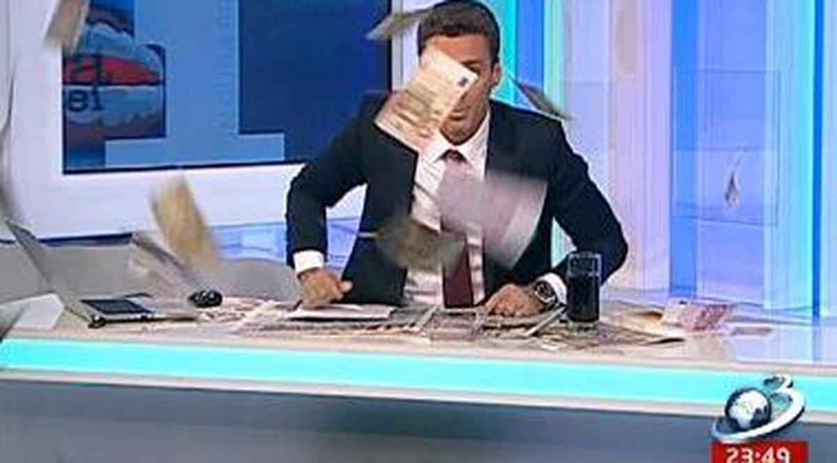Fără număr! Mircea Badea a aruncat cu mii de euro REALI prin studio. Vezi ce l-a determinat să procedeze aşa! | VIDEO