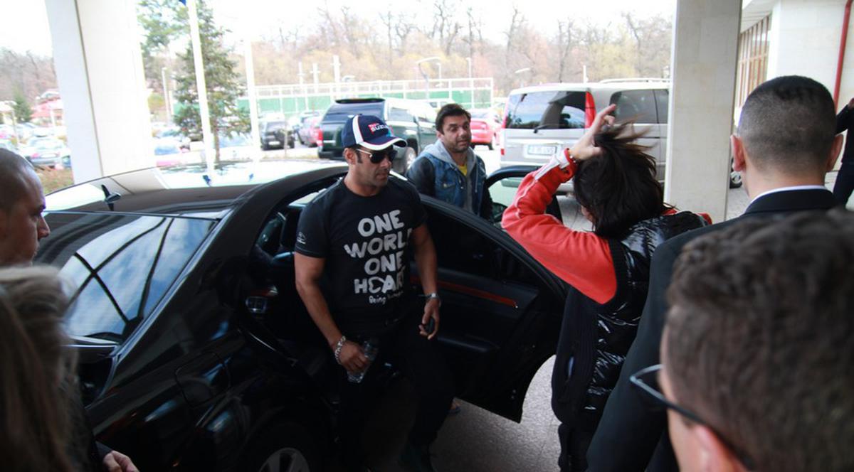 Fostul iubit al IULIEI VÂNTUR, SALMAN KHAN, în ROMÂNIA! Uite ce A FĂCUT în primele ore de la SOSIRE! FOTO