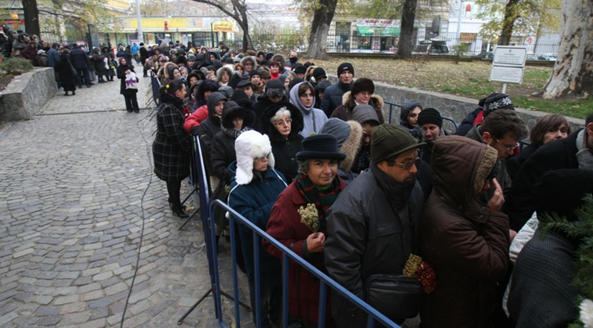 Coadă de sute de metri la moaştele Sfântului Nicolae