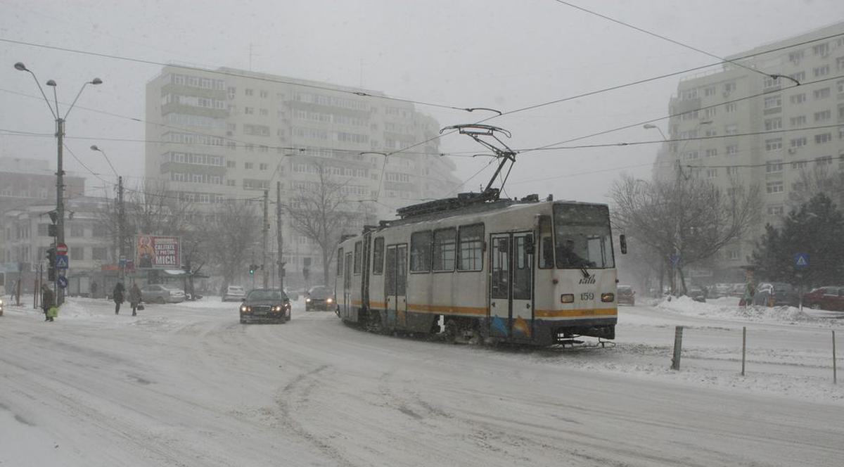 ORAŞUL ÎNCEPE SĂ CEDEZE DIN CAUZA VISCOLULUI. Zeci de tramvaie sunt oprite la capăt de linie la Piaţa Presei FOTO CU ATMOSFERA DIN CAPITALĂ