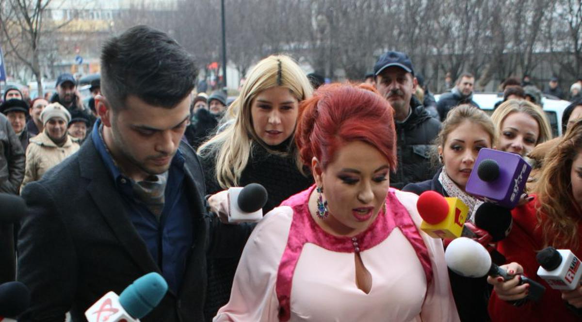 E SOFISTICATĂ, MĂ? ÎN CE FEL S-A ÎMBRĂCAT CATINCA ROMAN LA CUNUNIA CIVILĂ A SURORII SALE!