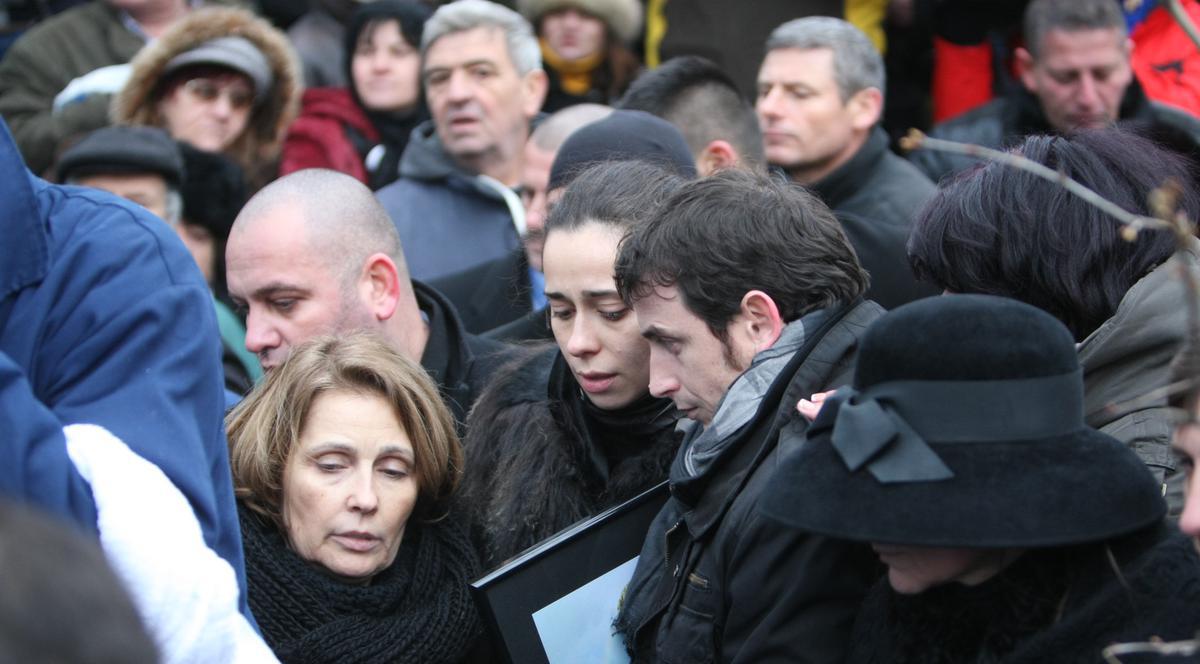 SLĂBITĂ şi ÎNLĂCRIMATĂ, fiica lui Adrian Iovan ÎŞI PLÂNGE tatăl. CEA MAI EMOŢIONANTĂ IMAGINE