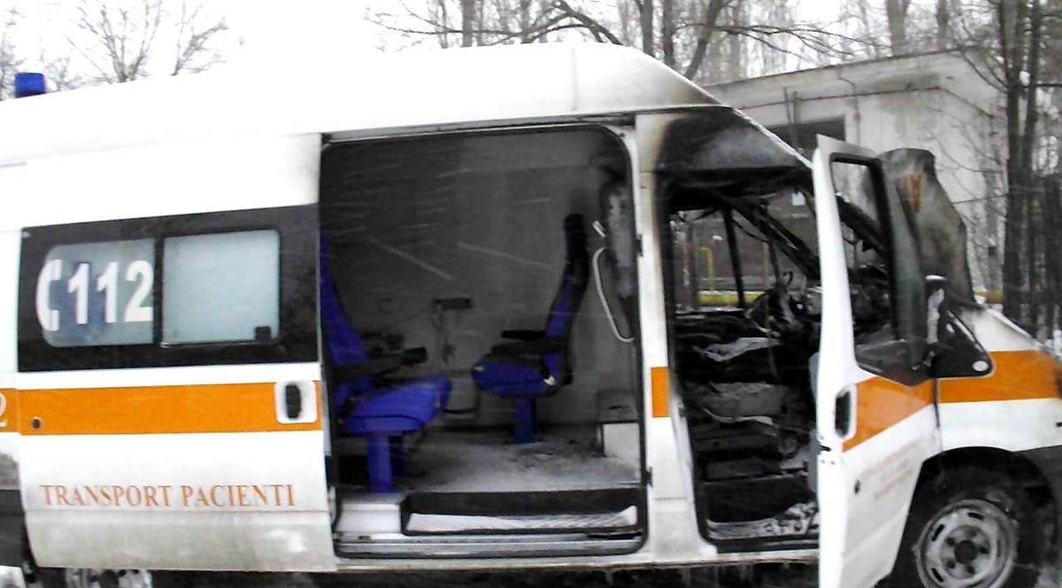 SCANDALOS! Singura ambulanţă de la Spitalul de Urgenţă Galaţi a luat foc de la cât a fost folosită în ultimele zile | FOTO