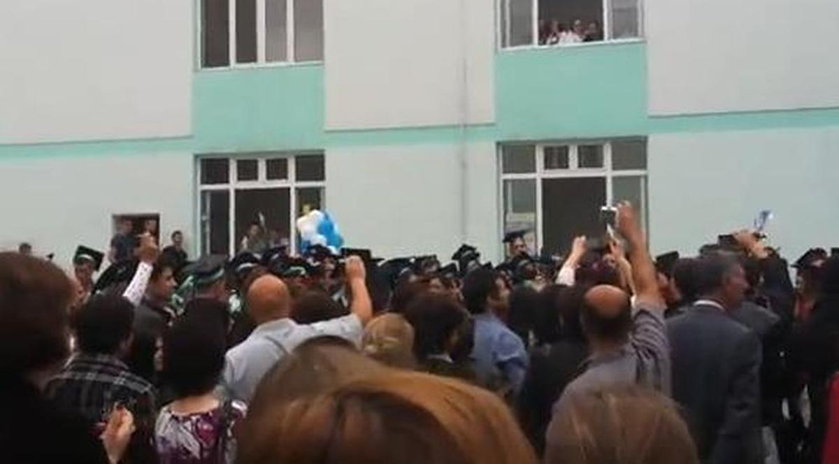 Imnul unui liceu din Bucureşti ESTE ABSOLUT GENIAL. PROFESORII de la Benjamin Franklin CÂNTĂ CU ELEVII | VIDEO