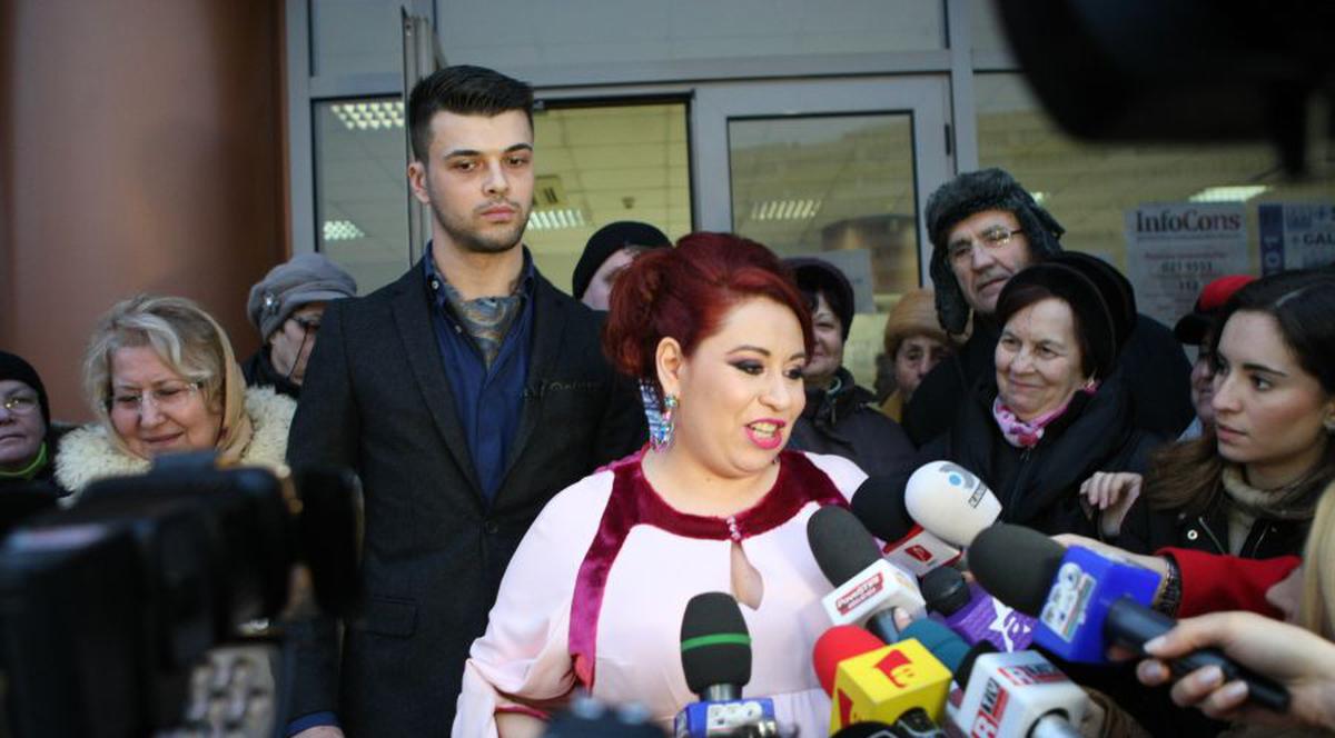 EL ESTE SOŢUL, DAR EA ESTE VEDETA! MARIUS ELISEI, ÎN UMBRĂ LA CUNUNIA CIVILĂ CU OANA ROMAN! | FOTO