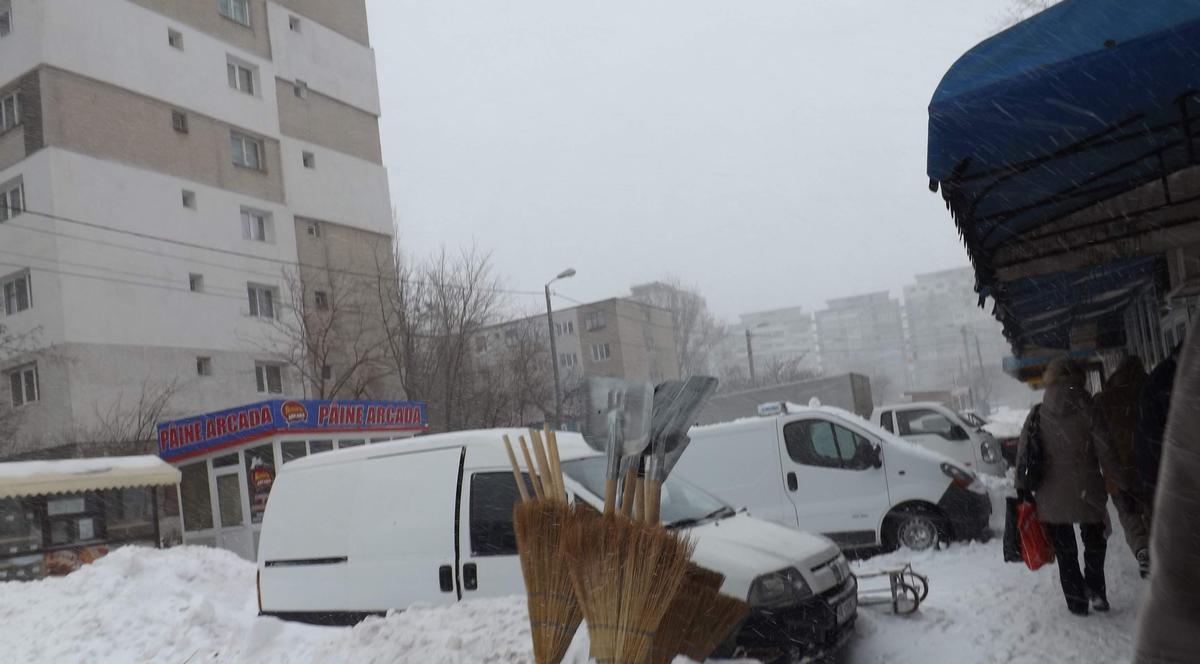 Marfă de sezon! Nimic nu e mai căutat acum ca o lopată, iar comercianţii profită | FOTO