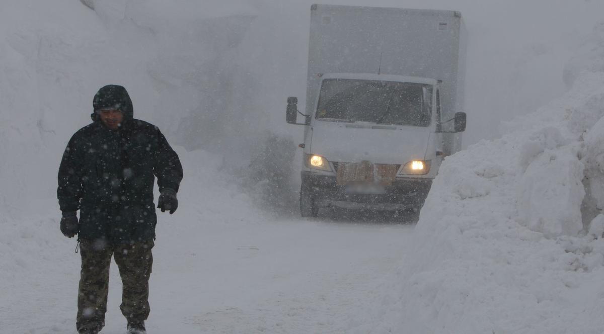 Autostrăzile A2, A3 şi tronsoane din 32 de drumuri naţionale au fost închise