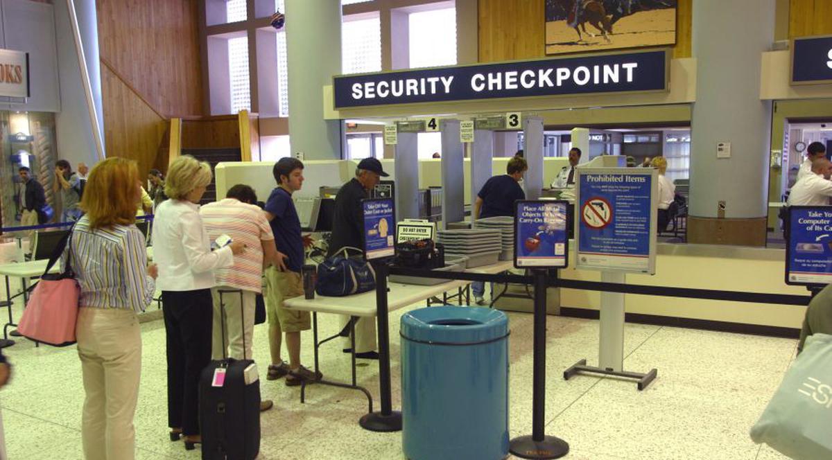 UN FOST AGENT DE SECURITATE AEROPORTUARĂ ARUNCĂ BOMBA! Aparatele de SCANARE, periculoase pentru SĂNĂTATE!