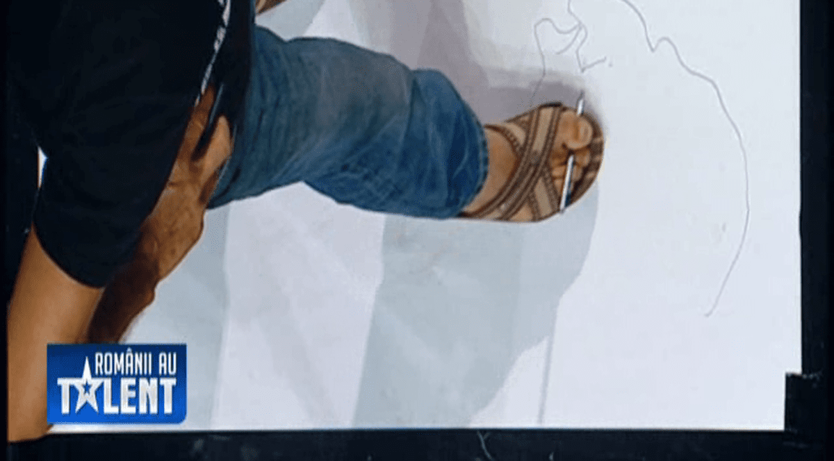 ROMÂNII AU TALENT | A uimit juriul şi publicul, DESENÂND CU PICIOARELE | FOTO