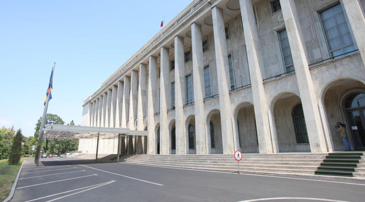 NEBUNIE POLITICĂ în România: 180 de miniştri schimbaţi în 24 de ani