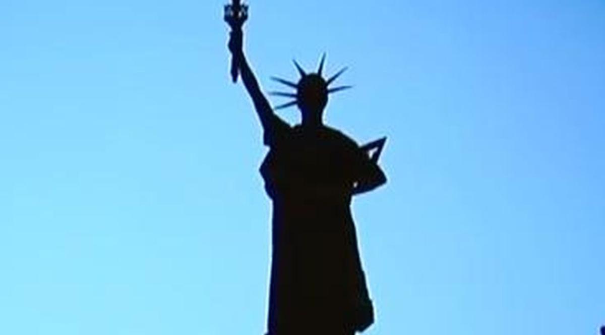Artiştii sfidează legile fizicii pentru a recrea Statuia Libertăţii din corpurile lor l VIDEO SUPERB