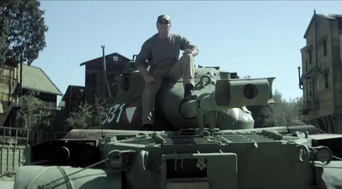 I-au dat un tanc lui Schwarzenegger şi a început să distrugă totul. Dacă ai noroc, i te poţi alătura | VIDEO