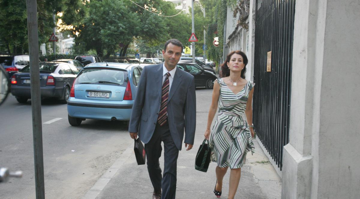 Soţia lui Lucian Mândruţă A PRINS O ŞARLATANCĂ. Iată CUM FAC UNII BANI din BUNĂ-CREDINŢĂ A ROMÂNILOR