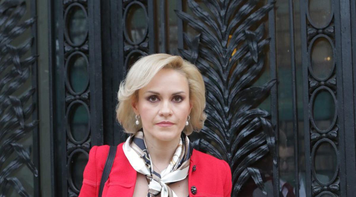 CÂT de ÎNDRĂZNEAŢĂ era GABI FIREA! COCOŢATĂ pe BIROU, cu CHILOŢII LA VEDERE! | FOTO