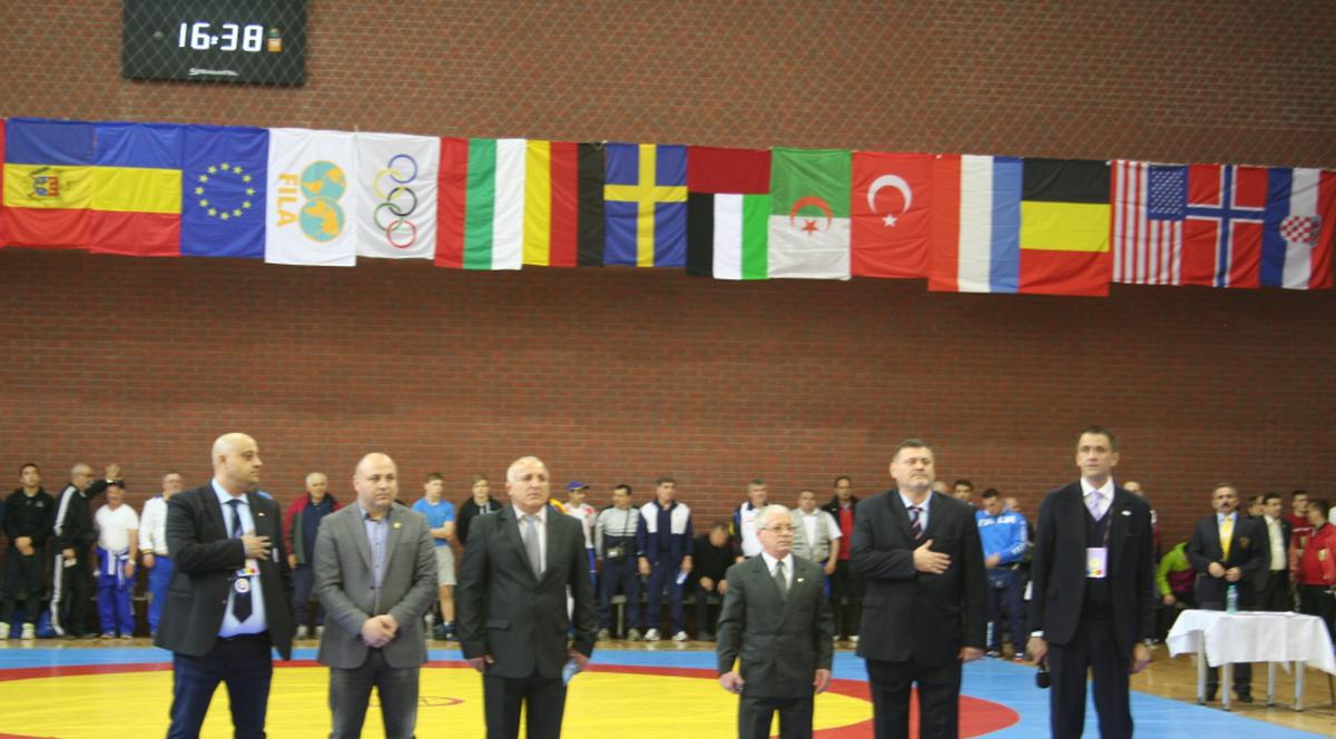 Răzvan Pârcălabu, şeful luptătorilor, şi fostul primar Cristian Poteraş, vice în CELA, i-au premiat pe olimpicii veterani