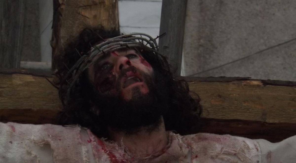 FOTO ŞOCANT | Reconstituirea foarte realistică a scenei răstignirii lui Iisus I-A LĂSAT FĂRĂ CUVINTE pe gălăţeni