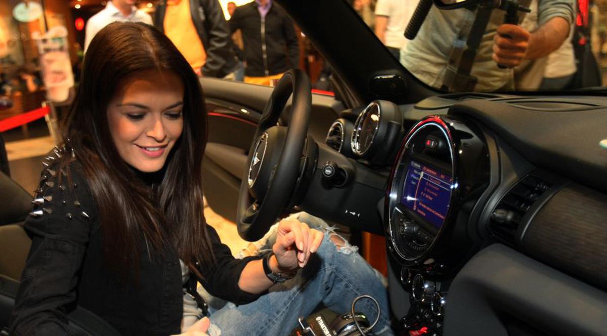 Ce a făcut Raluca Lăzăruţ într-o maşină cu un DJ?