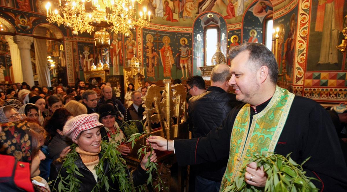 Sute de credincioşi s-au îmbulzit să ia salcie sfinţită de la Biserica Sf. Gheorghe Nou din Capitală