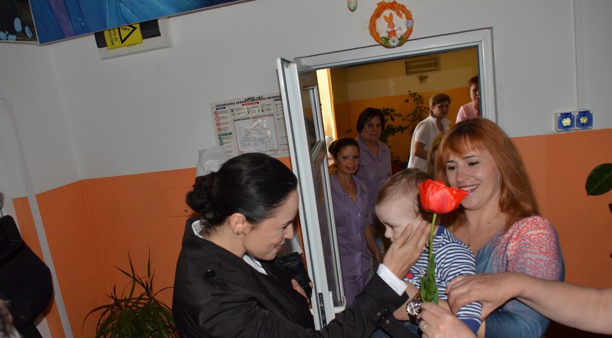 Andreea Marin şi iubitul ei, înconjuraţi de copii! GALERIE FOTO