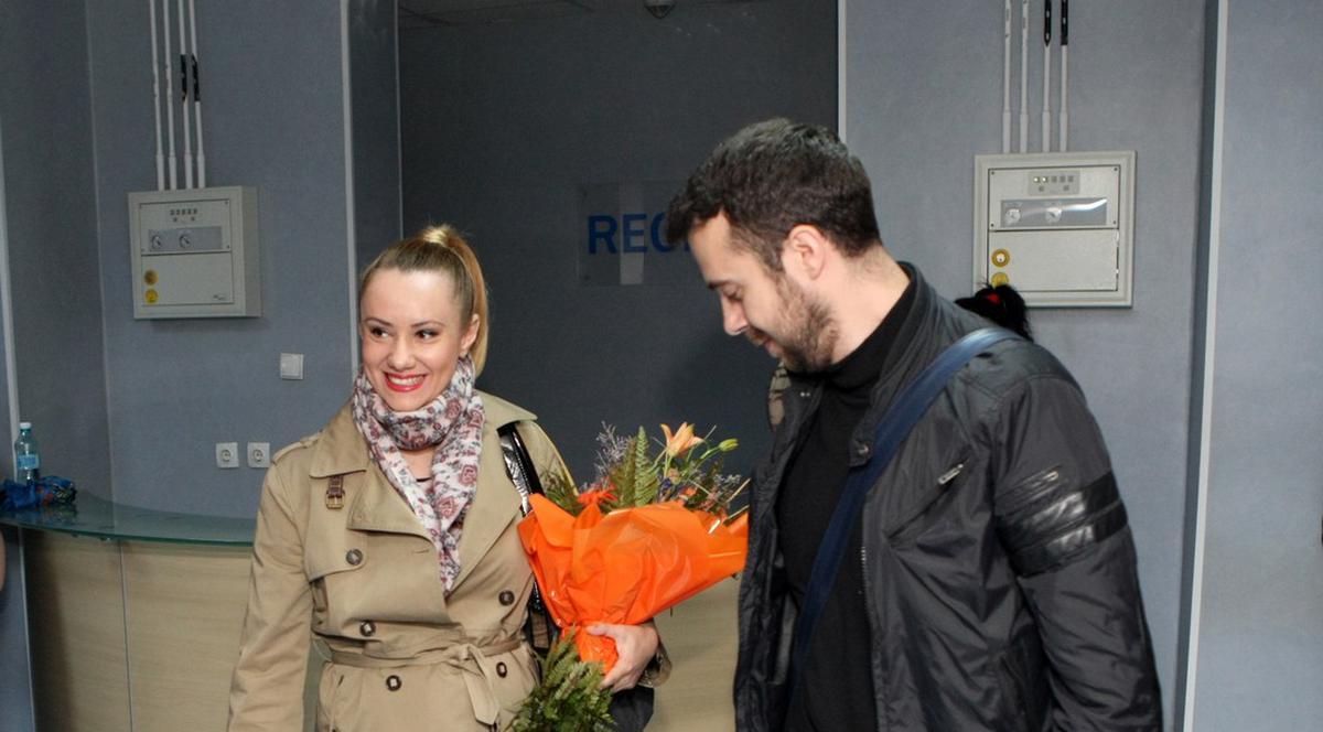 BEŢIE DE FERICIRE! OANA IONIŢĂ, BUCUROASĂ şi SUPLĂ la TREI ZILE DUPĂ CE A NĂSCUT. Ia uite cât de BINE ARATĂ, la externarea din MATERNITATE!