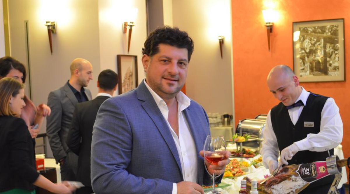 Tavi Colen face masaj cu ulei de măsline!