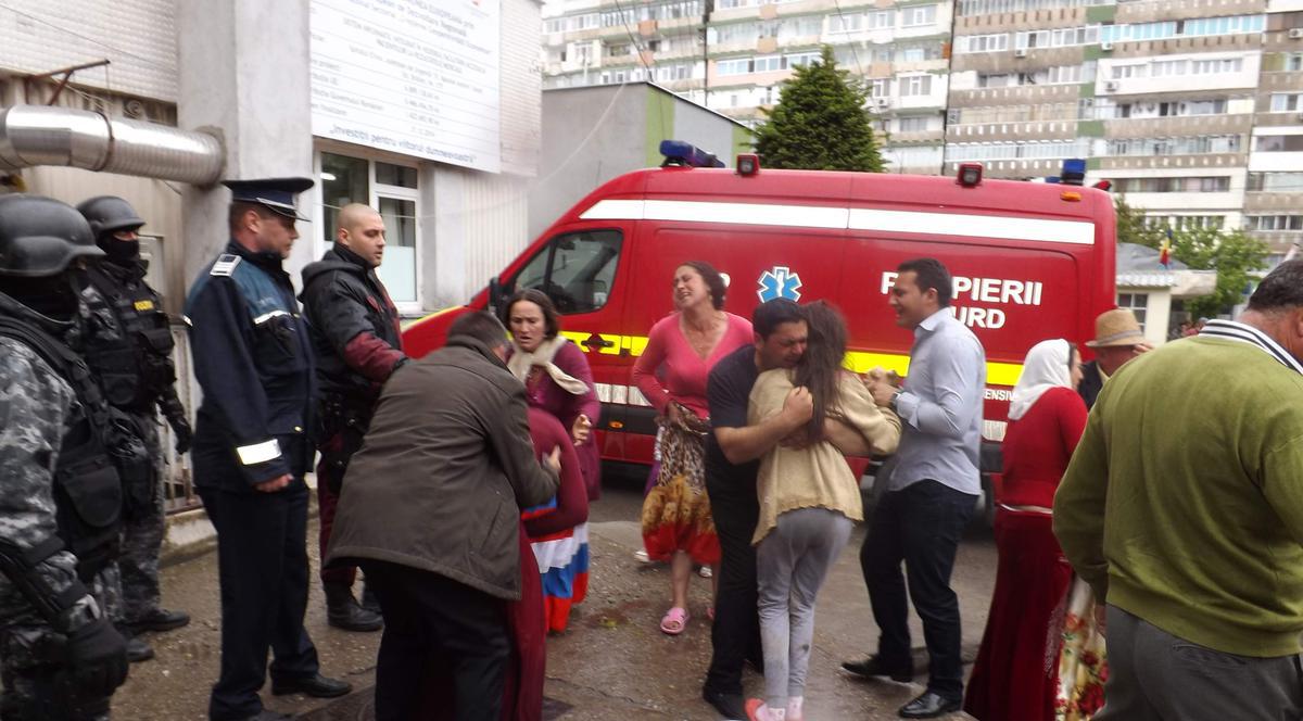 REVOLUŢIE la GALAŢI! Familia unei FETIŢE OMORÂTE DE UN ŞOFER BEAT a luat cu asalt Spitalul de Urgenţă | FOTO