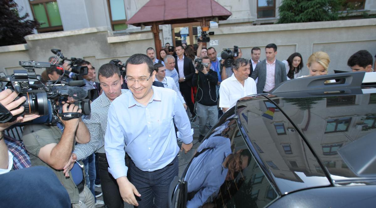 Premierul Victor Ponta, PUNCTUAL la URNE | FOTO