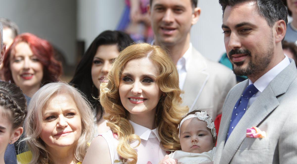 ZI MARE pentru ALINA SORESCU! Şi-a CREŞTINAT FETIŢA! Uite ce DULCE a FOST MICUŢA!