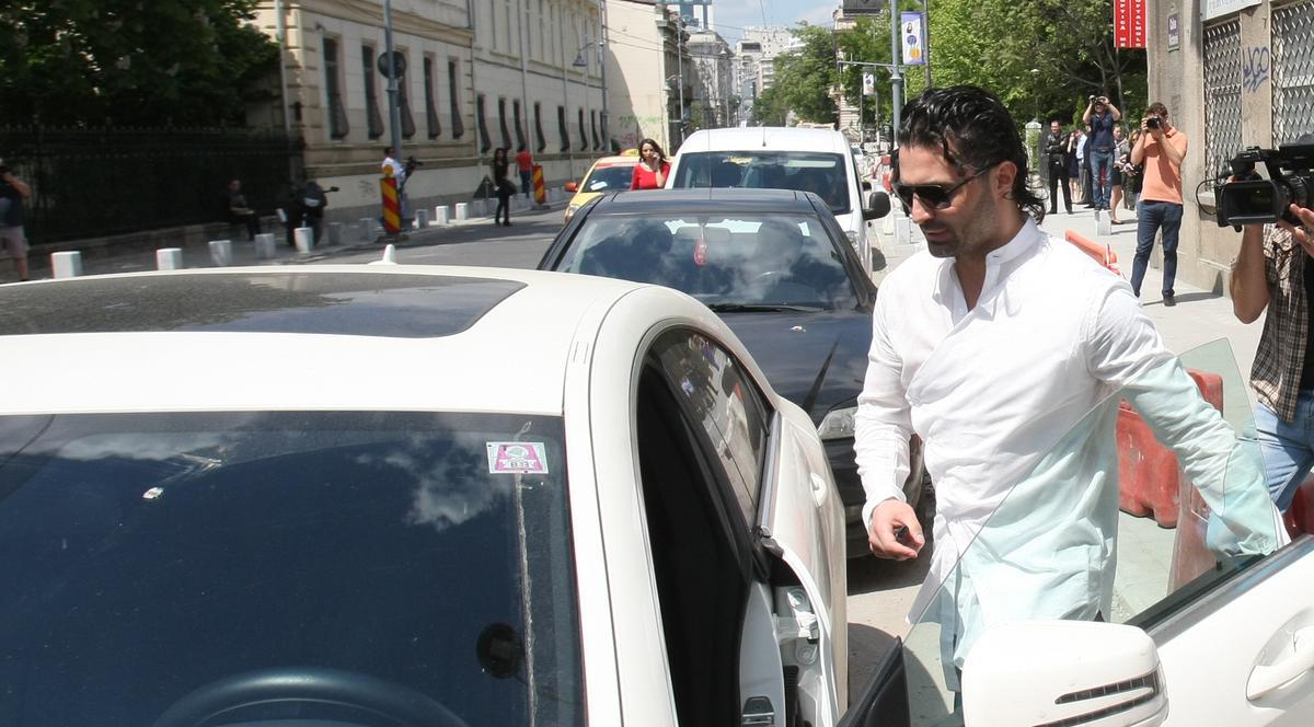 PROBLEME LA BOTEZUL FETIŢEI LUI CONNECT-R! Pepe a fost scos din biserică, pentru a-şi muta maşina | FOTO