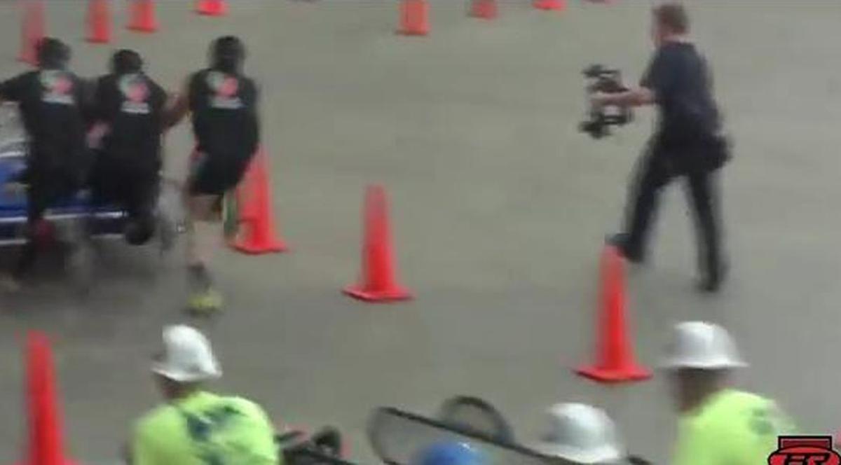 HILAR! Cursă de alergat CU PATUL! Ai participa la aşa ceva? | VIDEO