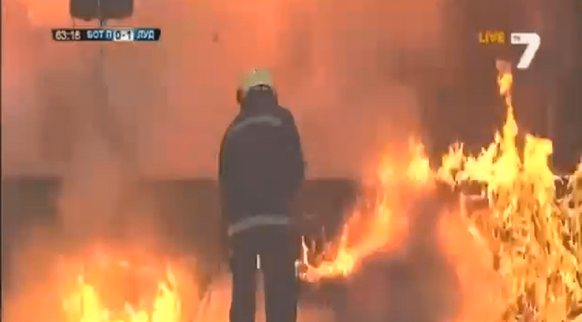 VIDEO / Fanii lui Botev Plovdiv au dat foc la stadion!
