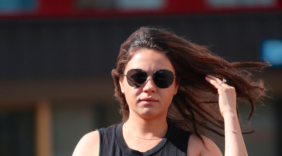 ÎN SFÂRŞIT I SE VEDE! Mila Kunis ÎŞI ARATĂ BURTICA DE GRAVIDĂ! FOTO