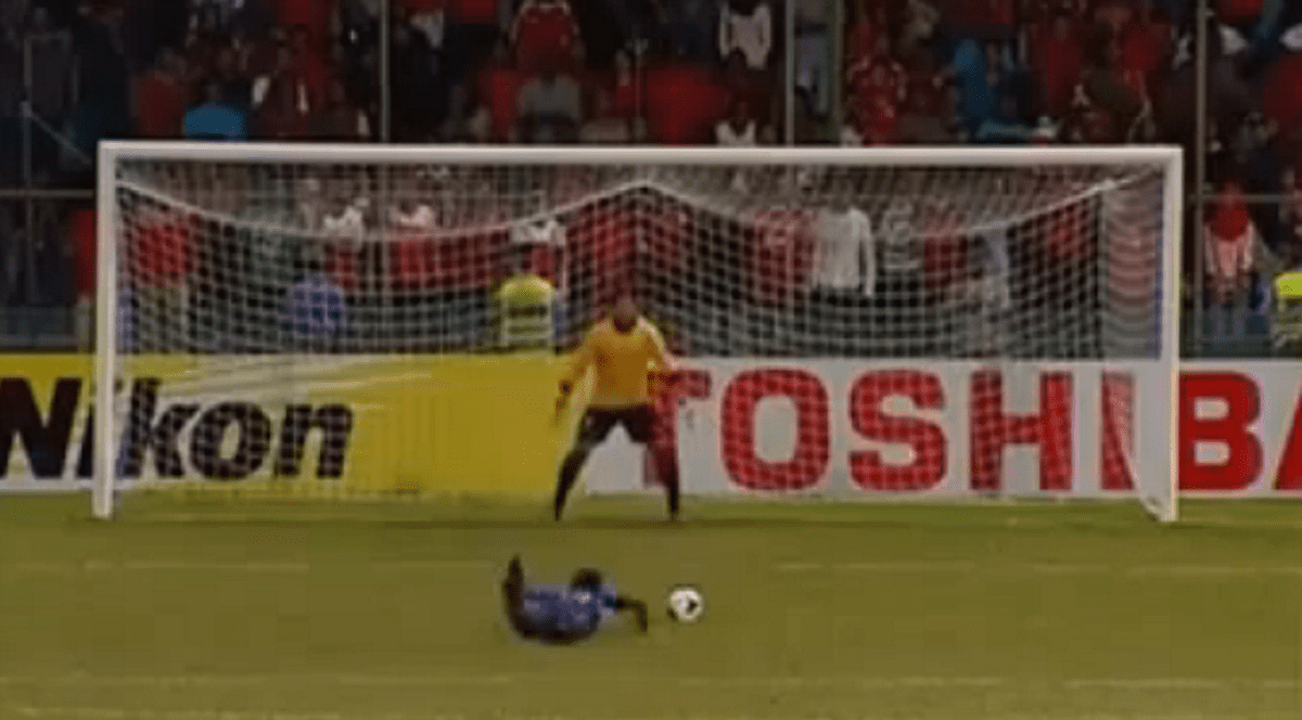 Cea mai tare simulare din istoria fotbalului! Arbitrul a validat golul!