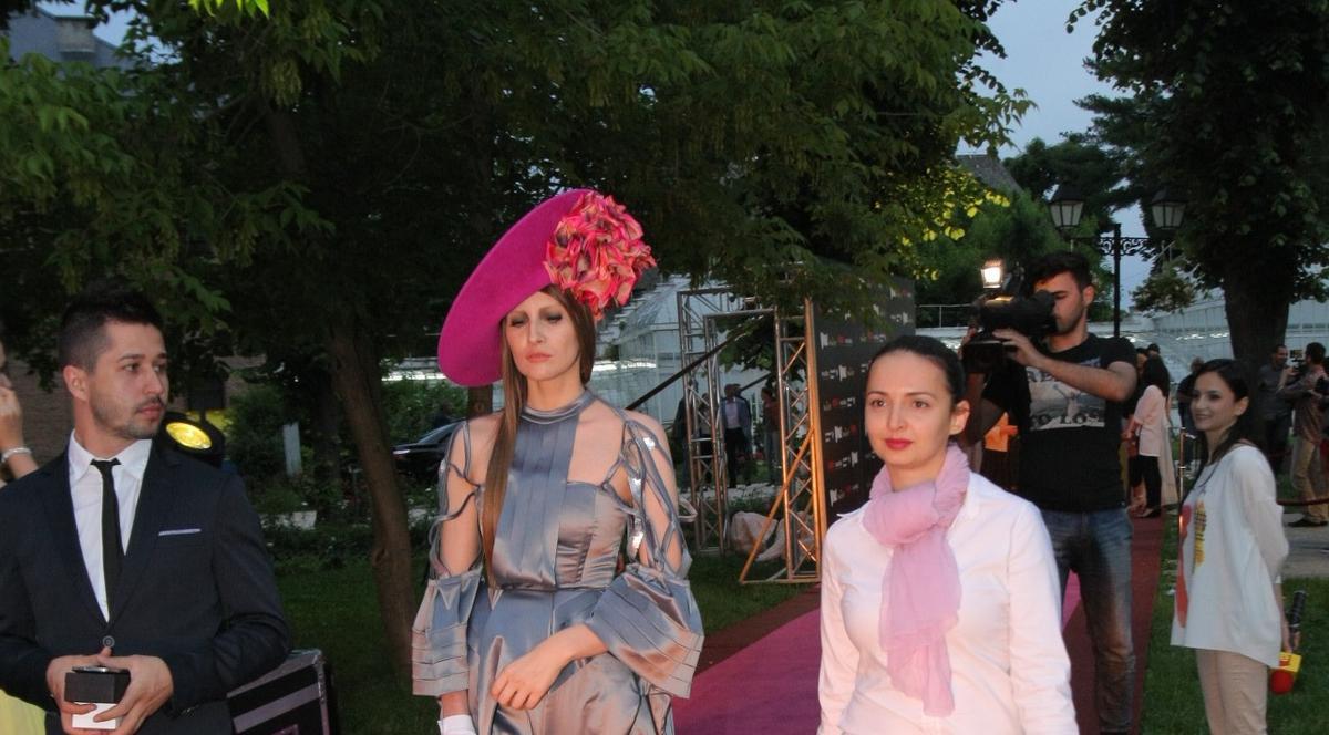 HALUCINANT! Iulia Albu a ales un 'ACCESORIU' INCREDIBIL, la cea mai mare PETRECERE MONDENĂ | FOTO