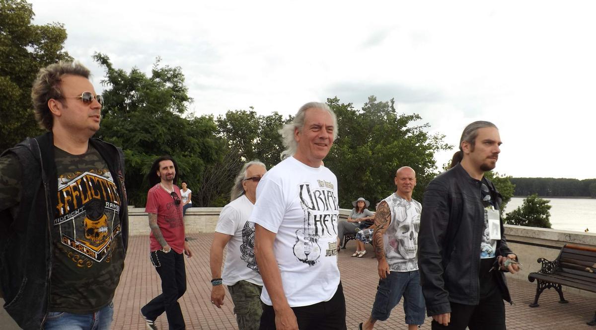 Membrii trupei Uriah Heep s-au plimbat pe faleza Dunării şi au împărţit autografe fanilor | FOTO